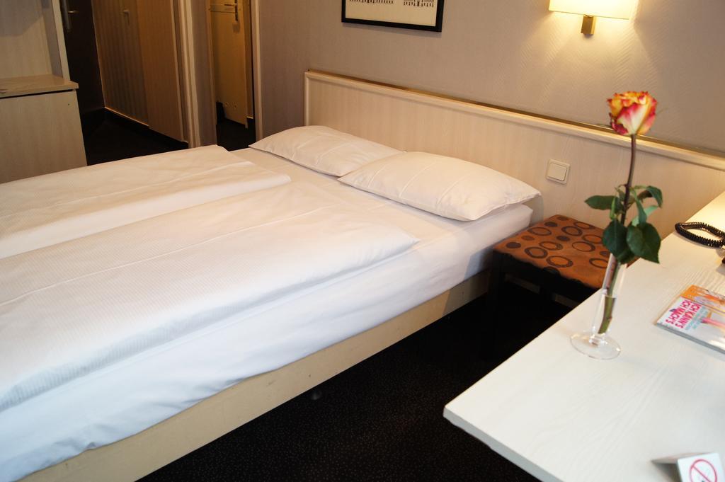 Berlin Plaza Hotel Am Kurfuerstendamm Oda fotoğraf