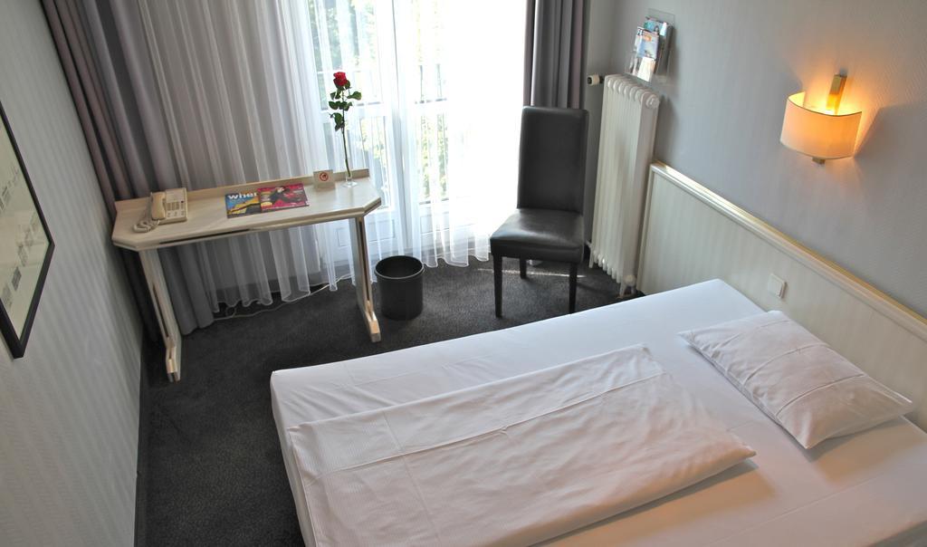 Berlin Plaza Hotel Am Kurfuerstendamm Oda fotoğraf